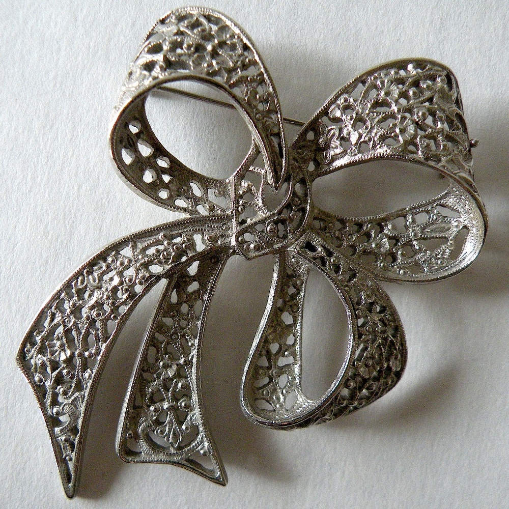 Vintage Large 1928 Jewelry Co. 3d Ribbon & Bow Openwork Silver Tone Pin Brooch